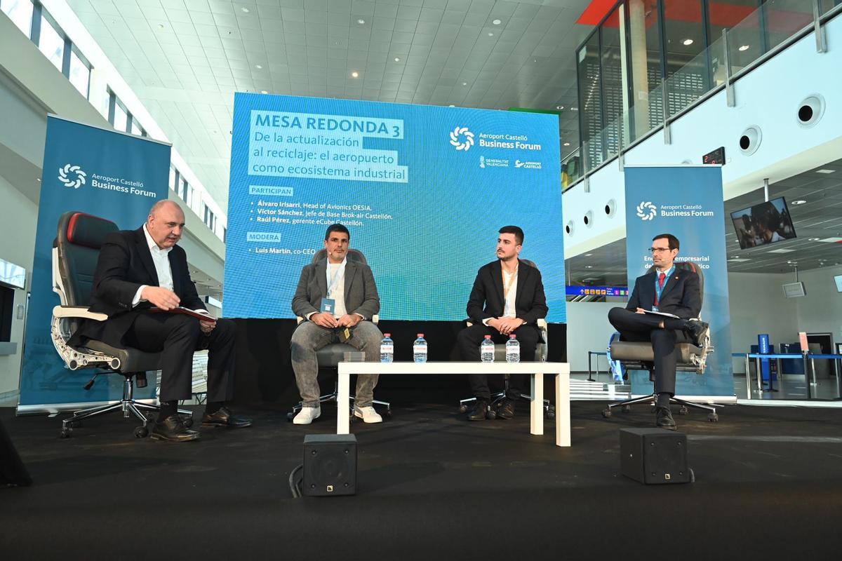 Luis Martín, Raúl Pérez, Víctor Sánchez y Álvaro Irisarri, en la mesa redonda.