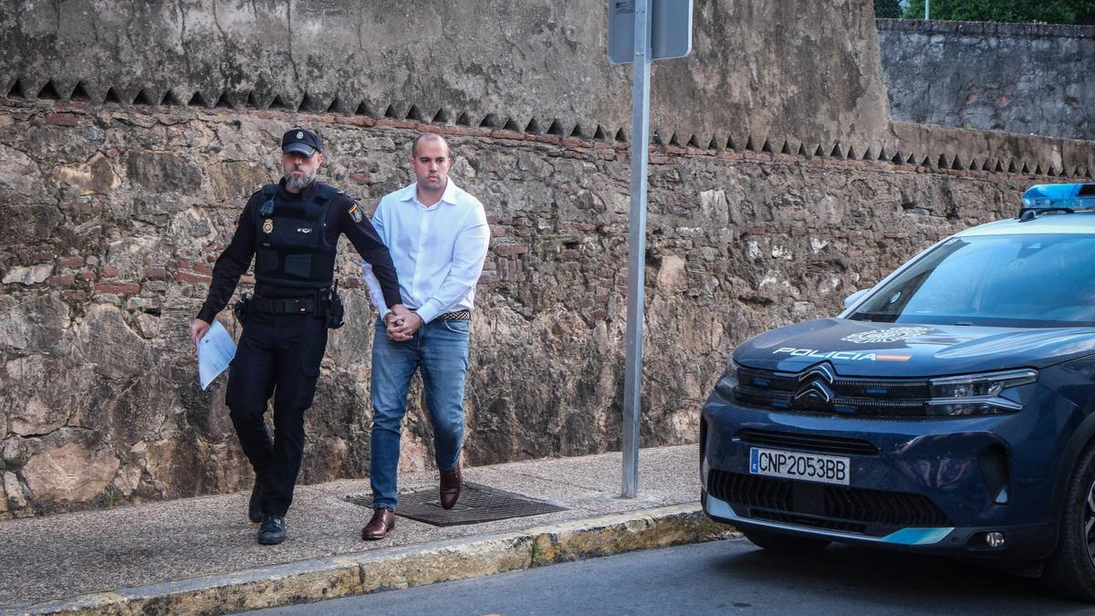 Eugenio D., custodiado por un agente de la Policía Nacional a su llegada a los juzgados.