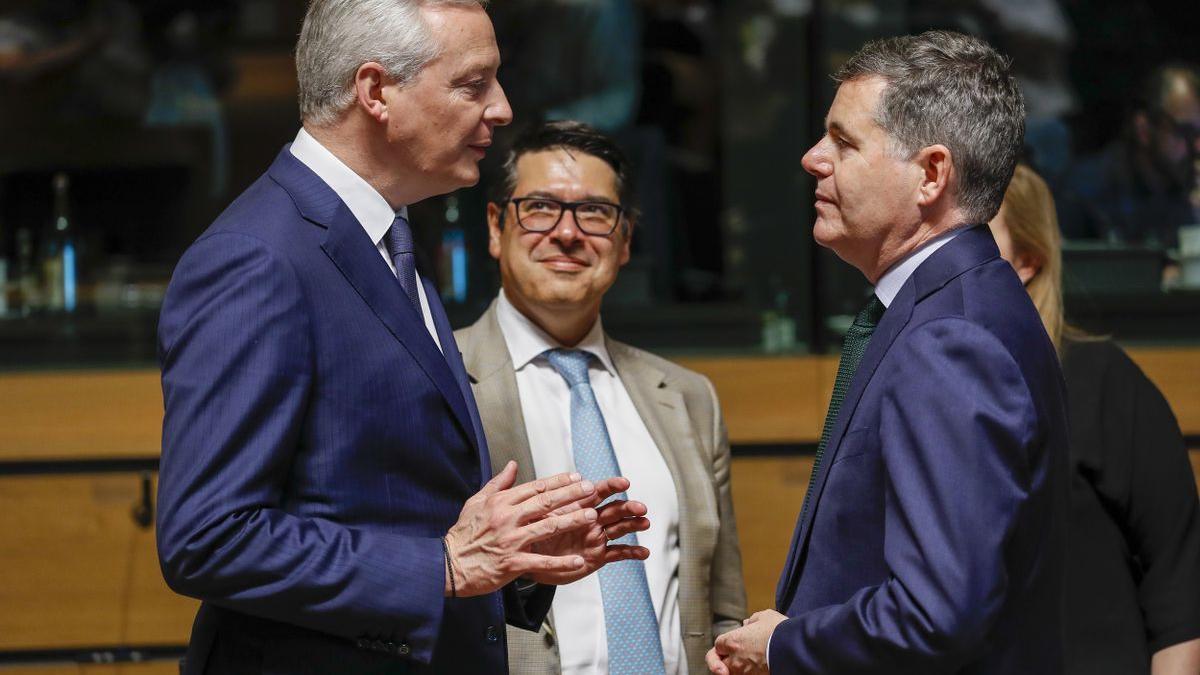 El ministro francés de Economía, Bruno Le Maire, conversa con el presidente del Eurogrupo, el irlandés Pachal Donohoe.