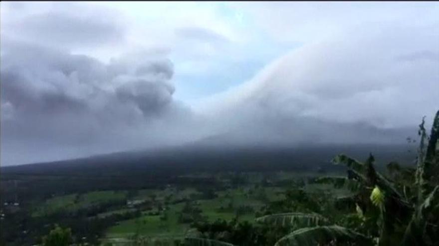 Evacuación masiva en Filipinas por la erupción del volcán Mayon