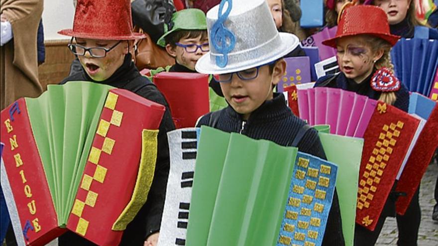 La música, en forma de disfraces, inunda las calles de Monesterio - El  Periódico Extremadura