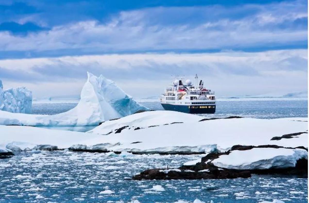 Navega entre glaciars per l'Antàrtida.