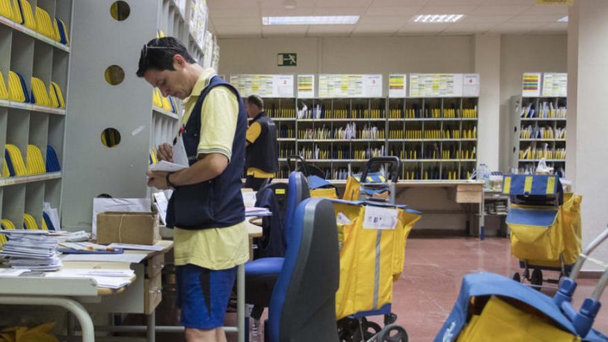 Un empleado de Correos.