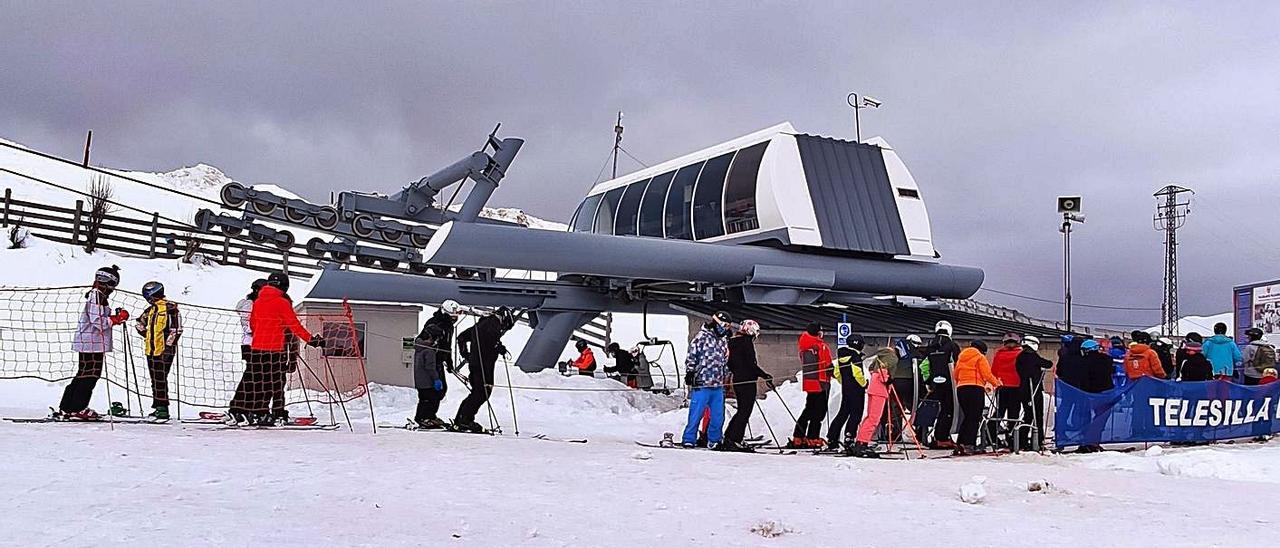Esquiadores hacen cola en el telesilla del Brañillín, que se modificará para dar cabida al telecabina. |