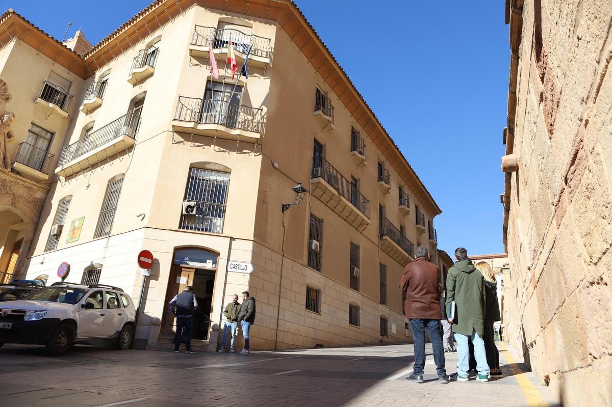 Técnicos municipales analizan el actual edificio de los juzgados.