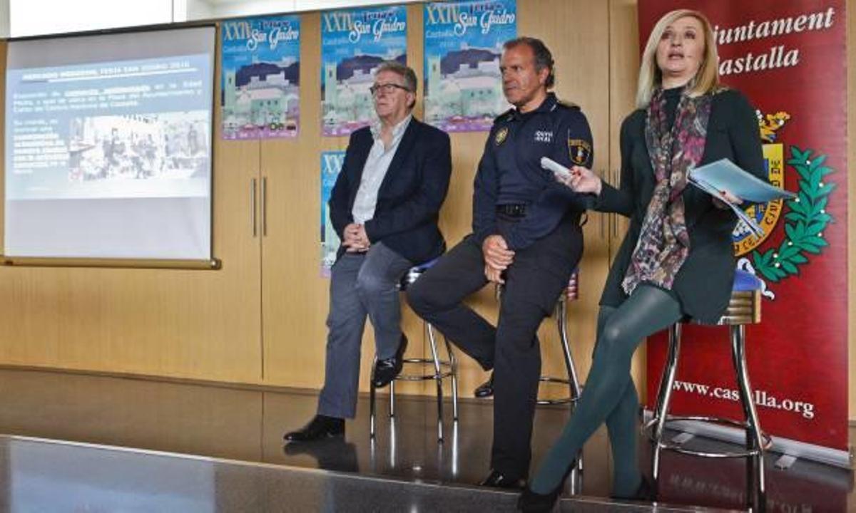 El alcalde, el jefe de la Policía Local y la concejal de Feria.