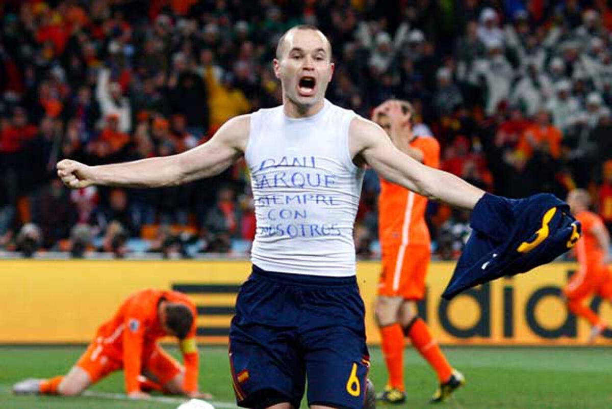 Andrés Iniesta celebra el gol que dio el Mundial a España en 2010 con una camiseta dedicada a Dani Jarque