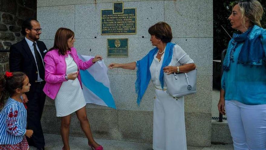 Fátima Abal y María Victoria Quintanilla descubren la placa.