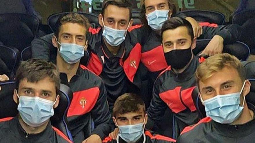 Guille Rosas, Gragera, Pedro Díaz, Pablo García, Berto, Pelayo Suárez, Gaspar Campos y Bogdan, en el autobús del Sporting. | Instagram