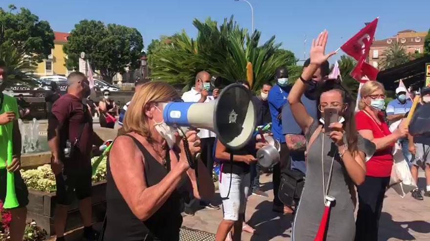 Vendedores ambulantes de mercados protestan frente al Ayuntamiento de Murcia