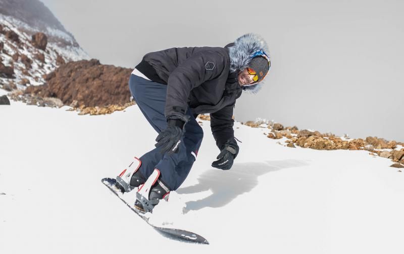 Los tinerfeños disfrutan de la nieve en el Teide