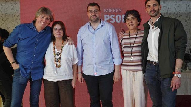 Por la izquierda, el secretario general del PSOE de Castilla y León, Carlos Martínez, Adriana lastra, Adrián Barbón y los dirigentes locales Silvia Suárez y Alejandro Fernández. | FOTO CEDIDA A LNE