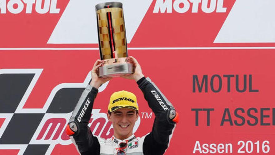 Bagnaia posa con su trofeo en Assen.