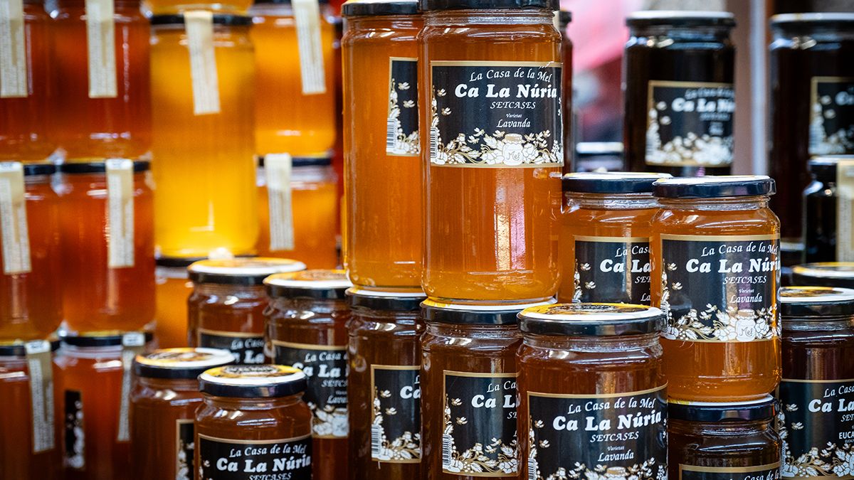 Mieles artesanas elaboradas en pequeñas producciones locales, reflejo de la biodiversidad del territorio.