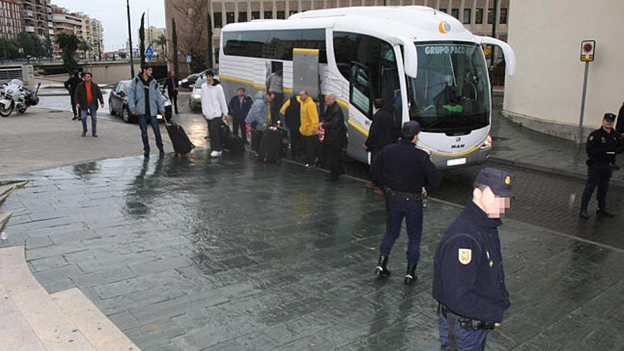 Los macabeos llegaron ayer a Málaga para preparar el partido. La expedición del Maccabi llegó ayer a Málaga para preparar con tiempo su partido ante los verdes en el Martín Carpena. Un amplio dispositivo de seguridad acompañará a los israelíes durante su estancia en la capital costasoleña.
El equipo sufrió un considerable retraso en su vuelo de Madrid a Málaga por las adversas condiciones meteorológicas en la capital de España y además perdieron sus maletas en la T4, por lo que su llegada a Málaga fue bastante accidentada.