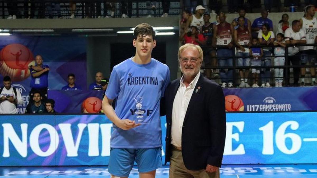 Felipe Minzer recibe el premio como MVP este lunes.