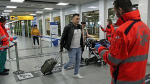 Rome (Italy), 29/06/2020.- Passengers are screened at the Fiumicino airport in Rome, 29 June 2020. The Italian airports of Fiumicino and Ciampino have received international recognition for their fight against the spread of COVID-19 and the prevention of biological risk from pathogens. The two Roman ports managed by ADR are the first in the world to obtain the ’Biosafety Trust’ certification, issued by the certification body RINA SERVICES, relating to the correct application of the contagion prevention system due to infections by biological agents. (Italia, Roma) EFE/EPA/Telenews