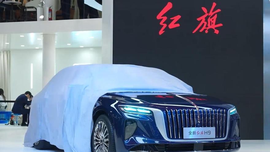 Stellantis busca a su Dragón Rojo: negocia uniones con empresas chinas para hacer coches eléctricos baratos