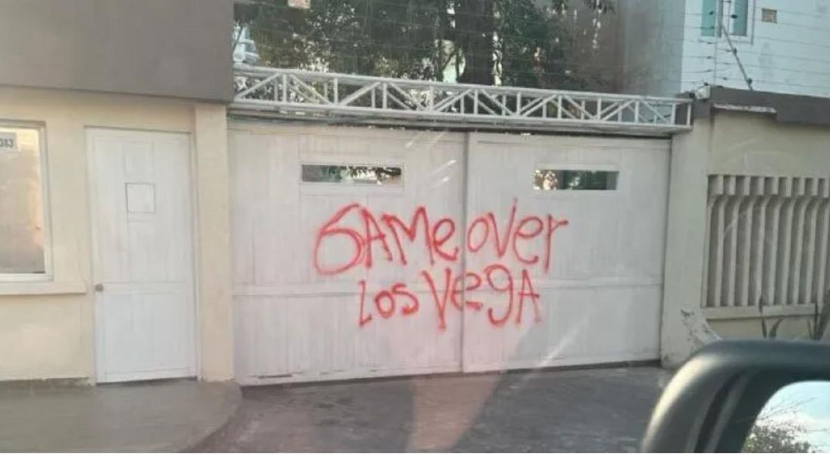 Pintada con aerosol rojo sangre en la puerta de la mansión de los Vega Daza, cerca de Barranquilla, hecha a los 22 minutos del triple crimen del Saler