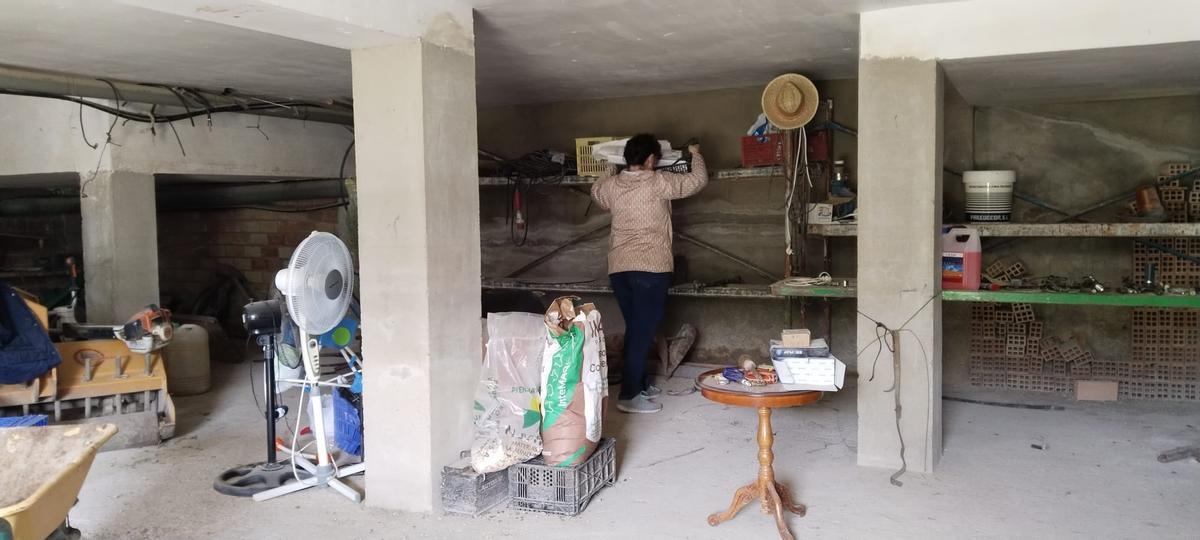 Los vecinos colocan enseres en alto en los garajes ante la previsión de que entre el agua en las zonas de Palma del Río cercanas a los cauces..