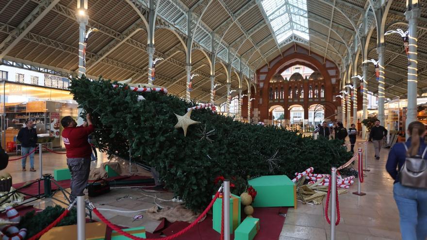 Cae el árbol de Navidad del Mercado de Colón