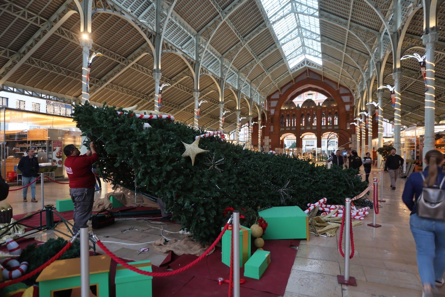 Cae el árbol de Navidad del Mercado de Colón