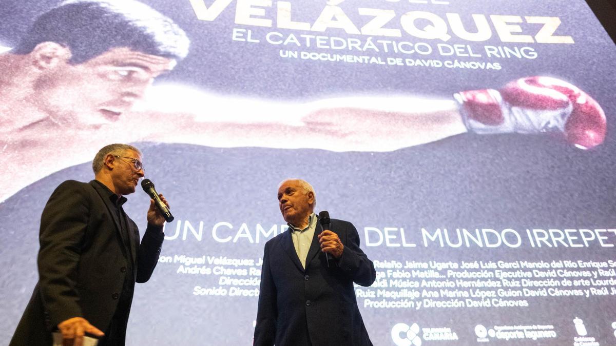 David Cánovas (i) y Miguel Velázquez (d) intercambian unas palabras durante el primer pase del documental.