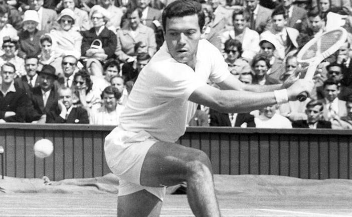 Pietrangeli golpea la bola
durante un partido.