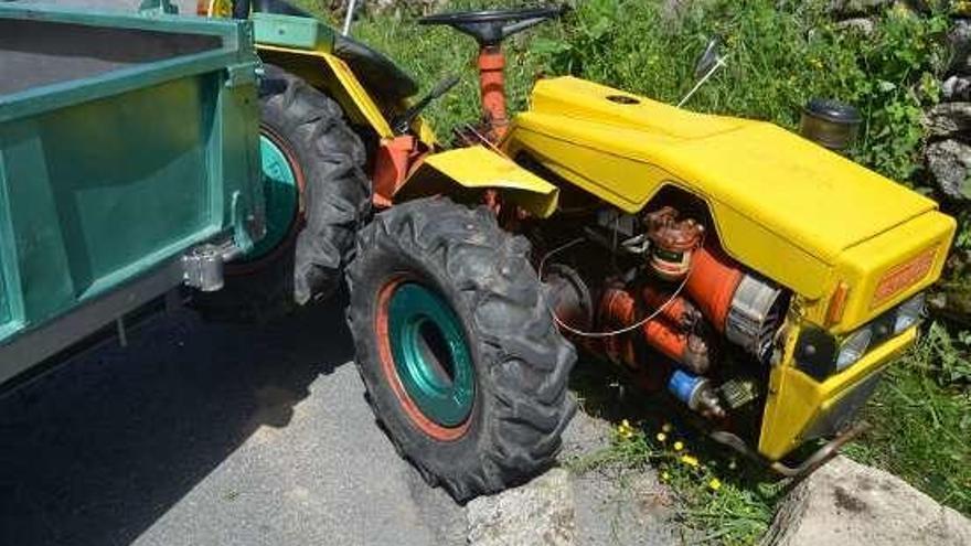 El tractor accidentado en Barreal, Lobios.  // FdV
