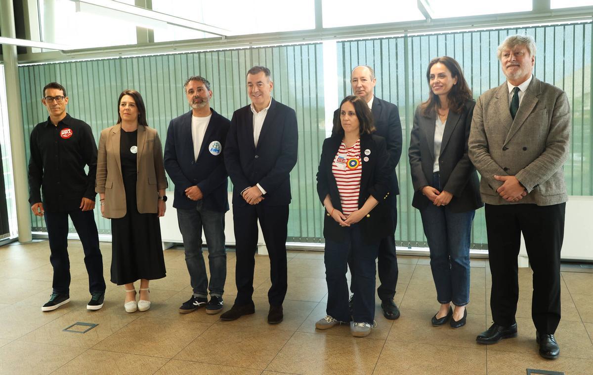 El conselleiro de Educación y altos cargos de la Consellería con representantes de los sindicatos CC OO, UGT, ANPE y CSIF.