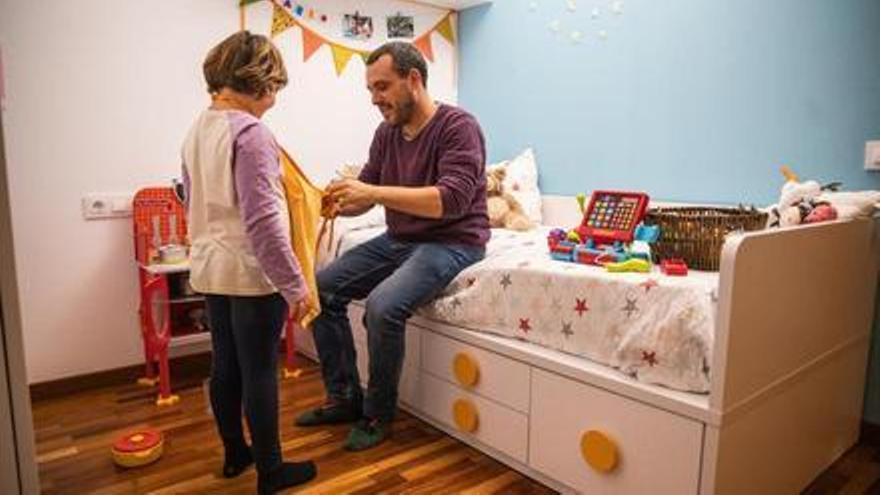 Ignasi Flores juega con su hija Naiara, en su habitación el pasado martes.