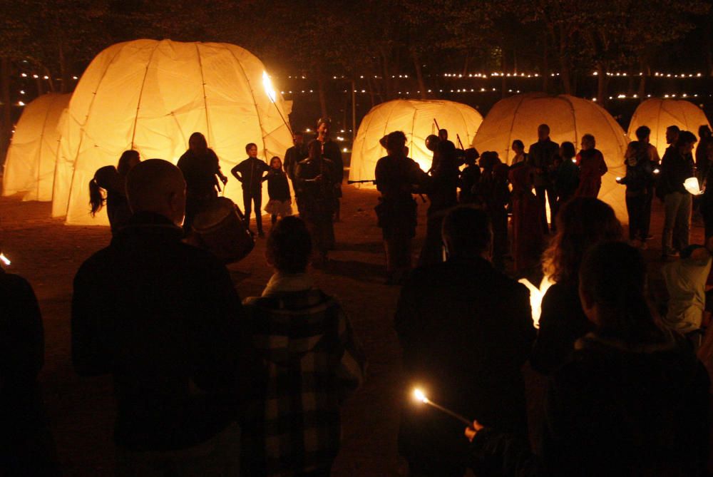 Les lluminàries porten el foc i la música medieval a les Pedreres