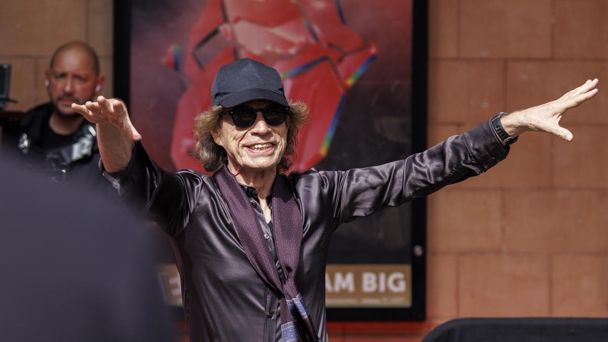 Mick Jagger saluda a los fans de The Rolling Stones en la presentación de su nuevo álbum ’Hackney Diamonds’ en Londres.