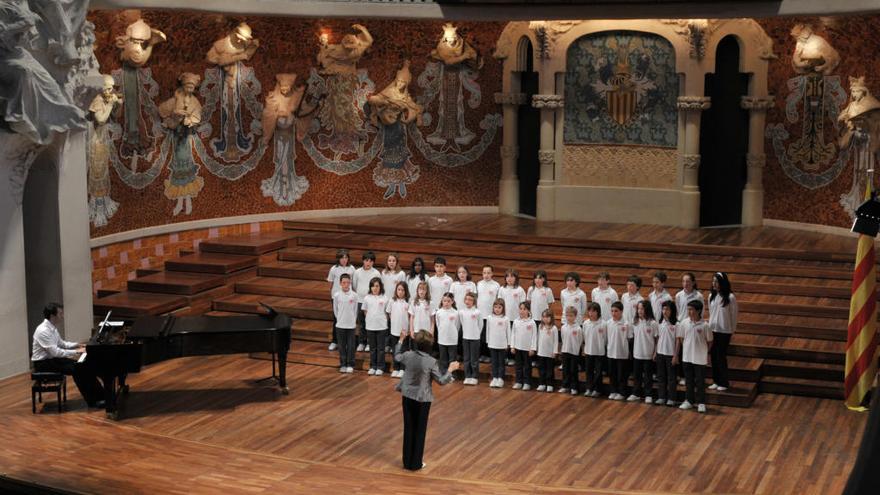 Els cantaires, dirigits per Carme Castelló, cantant al Palau de la Música Catalana de Barcelona l&#039;any 2008.