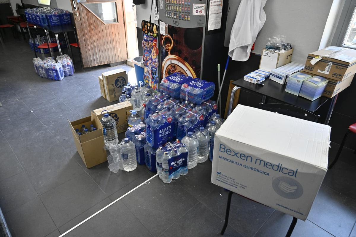 En imágenes I Acopio de agua y solidaridad entre los vecinos de Uncastillo