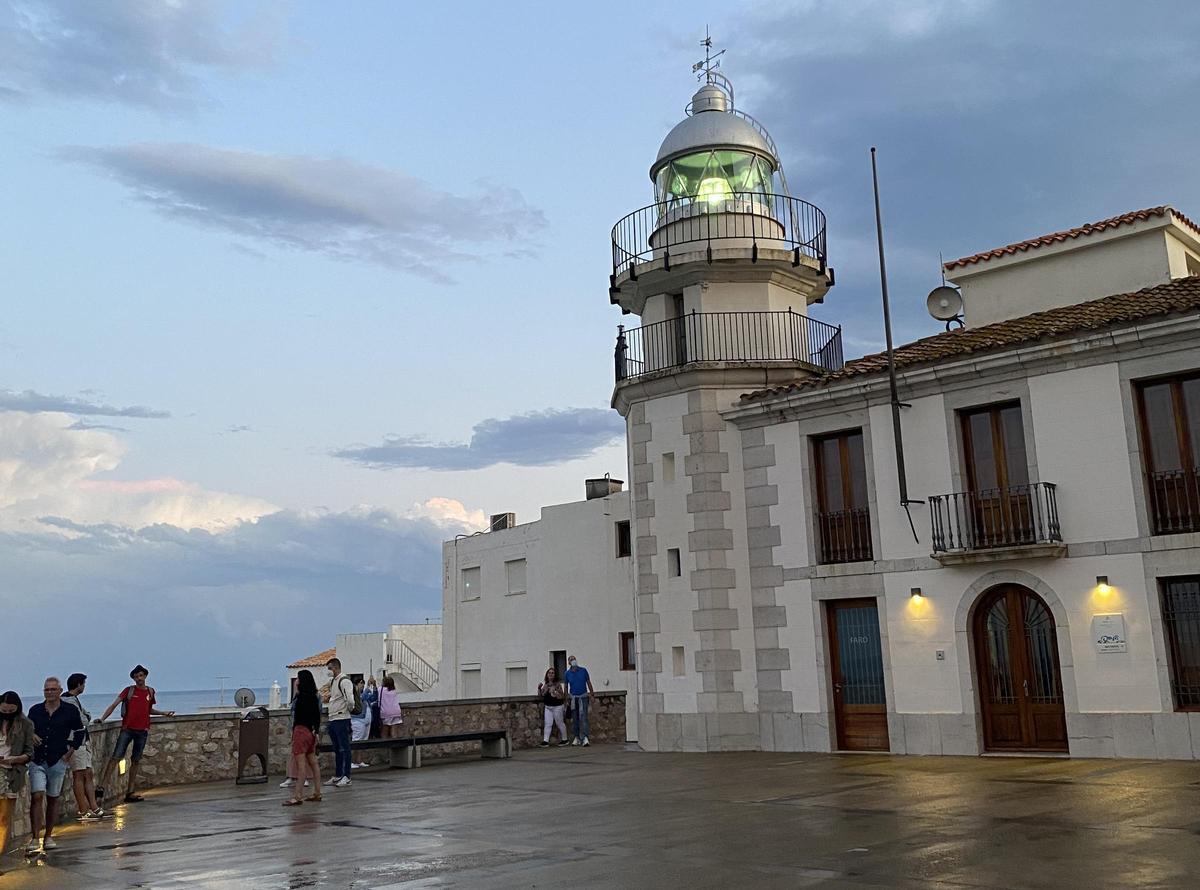 El faro de Peñíscola está situado junto a la entrada del castillo templario.