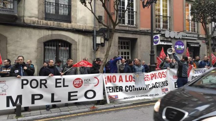 Los trabajadores de Zener llevan sus protestas a la sede del SASEC: "La cerrazón de la empresa nos ha llevado a la huelga"