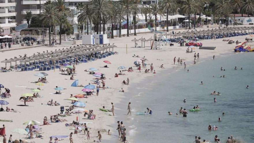 Bañistas en Magaluf, Calvià, en una imagen de archivo.