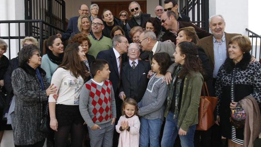 La numerosa familia de Manuel le rindió ayer un emotivo homenaje por su centenaria vida.
