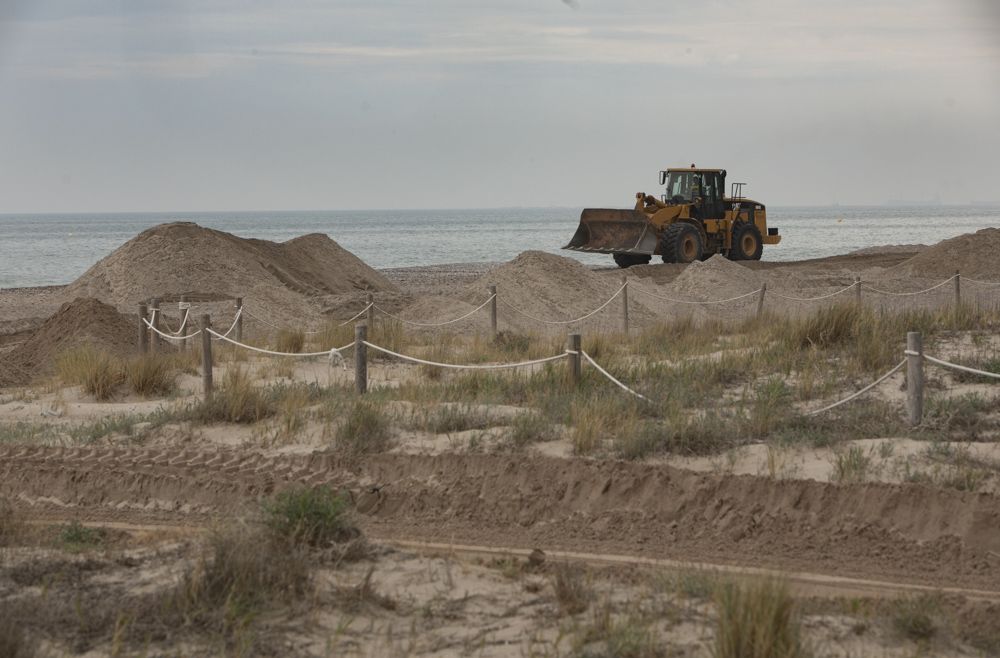 Se inician los trabajos de retirada de piedras en la playa de Canet
