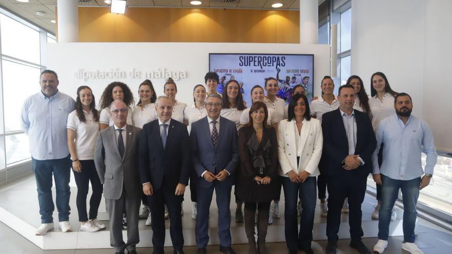 Foto de familia de las autoridades junto a las «panteras» del Costa del Sol, tras la presentación.