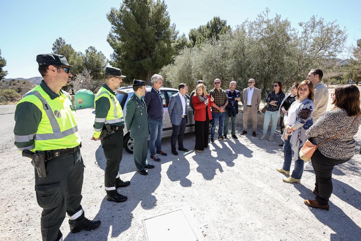 Autoridades y vecinos en la zona recreativa de Sant Antoni, a un kilómetro del inicio de la Ruta Ciclista Protegida