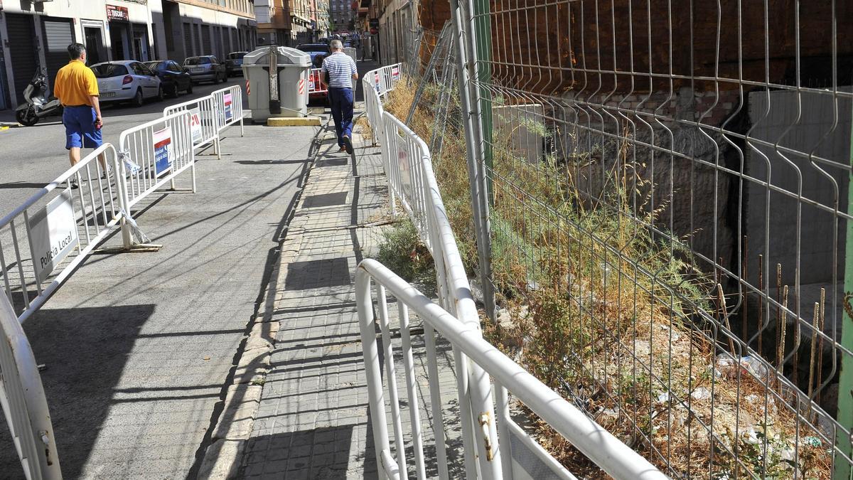 Estado que presenta el solar de la calle Felipe Pedrell que provoca las quejas vecinales.