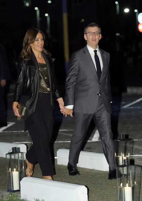 El presidente de la Xunta, Alberto Núñez Feijóo y su pareja Eva Cárdenas, a su llegada al Real Club Náutico de A Coruña, donde se celebra el cóctel de la boda de Marta Ortega y Carlos Torretta.