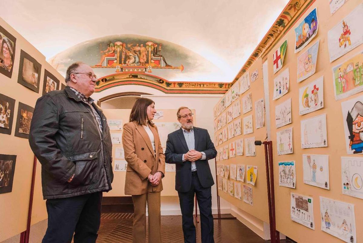 Un momento de la inauguración de la exposición en la Calahorra