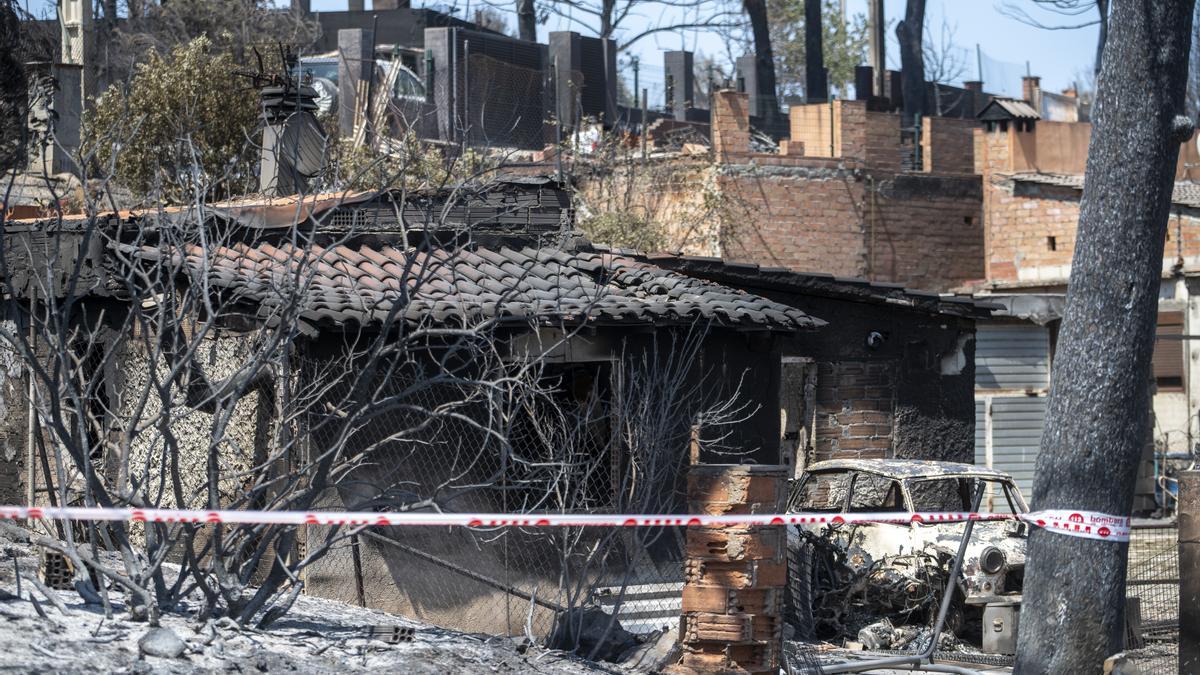 Exterior d&#039;una casa cremada a la urbanització de River Park