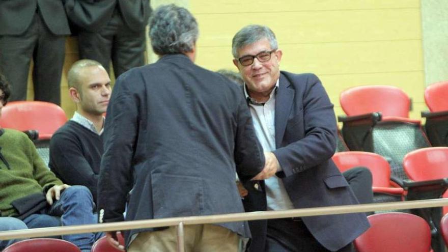 Pedro Puy saluda a Modesto Pose tras su designación como senador autonómico. // Xoán Álvarez