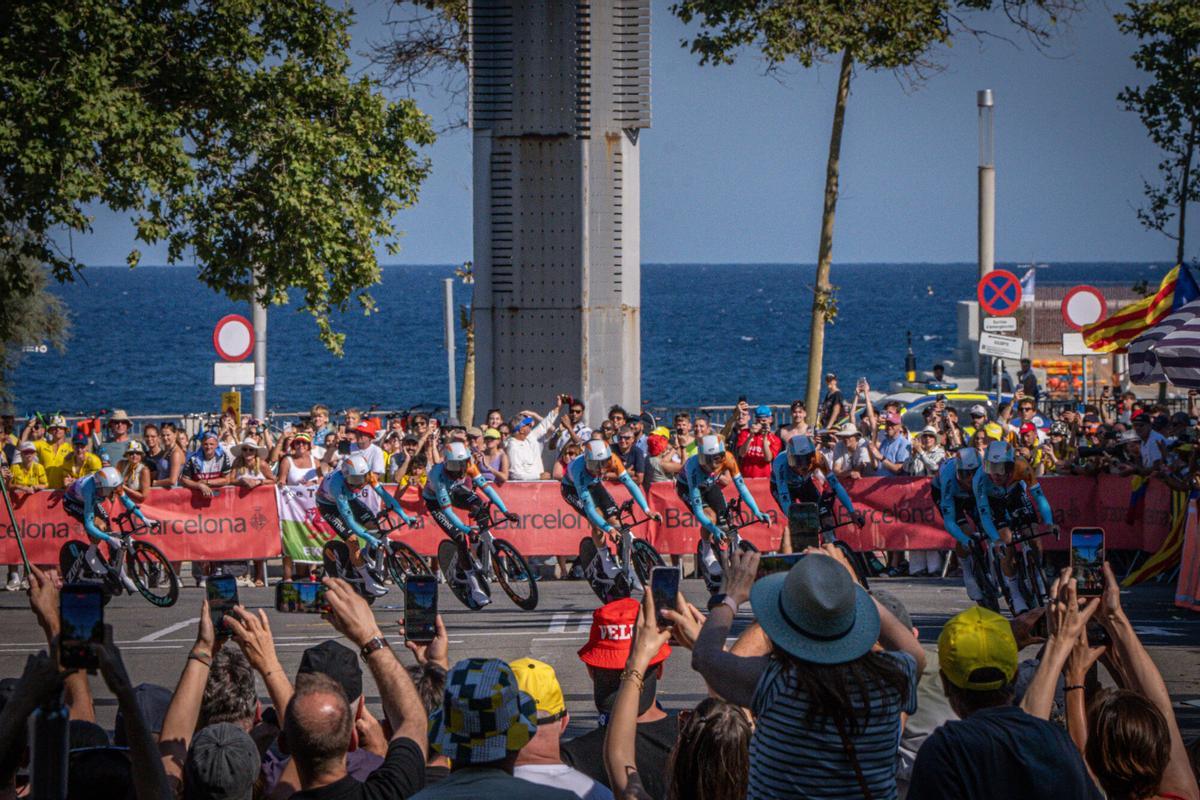 Miles de aficionados siguen el paso de los equipos durante la primera etapa del Tour de Francia 2026 por las calles de Barcelona, una contrarreloj por equipos que reunió a unas 120.000 personas a lo largo del recorrido, con especial afluencia en el Parc del Fòrum, la Sagrada Família, el Passeig de Gràcia y Montjuïc. Barcelona, a 4 de julio de 2026. Sociedad. AUTOR: MANU MITRU | EPC.