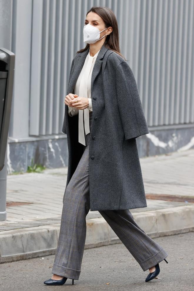 El look de la reina Letizia en el foro de la AECC con abrigo de Carolina Herrera, blusa con lazo de Hugo Boss y pantalones de Massimo Dutti