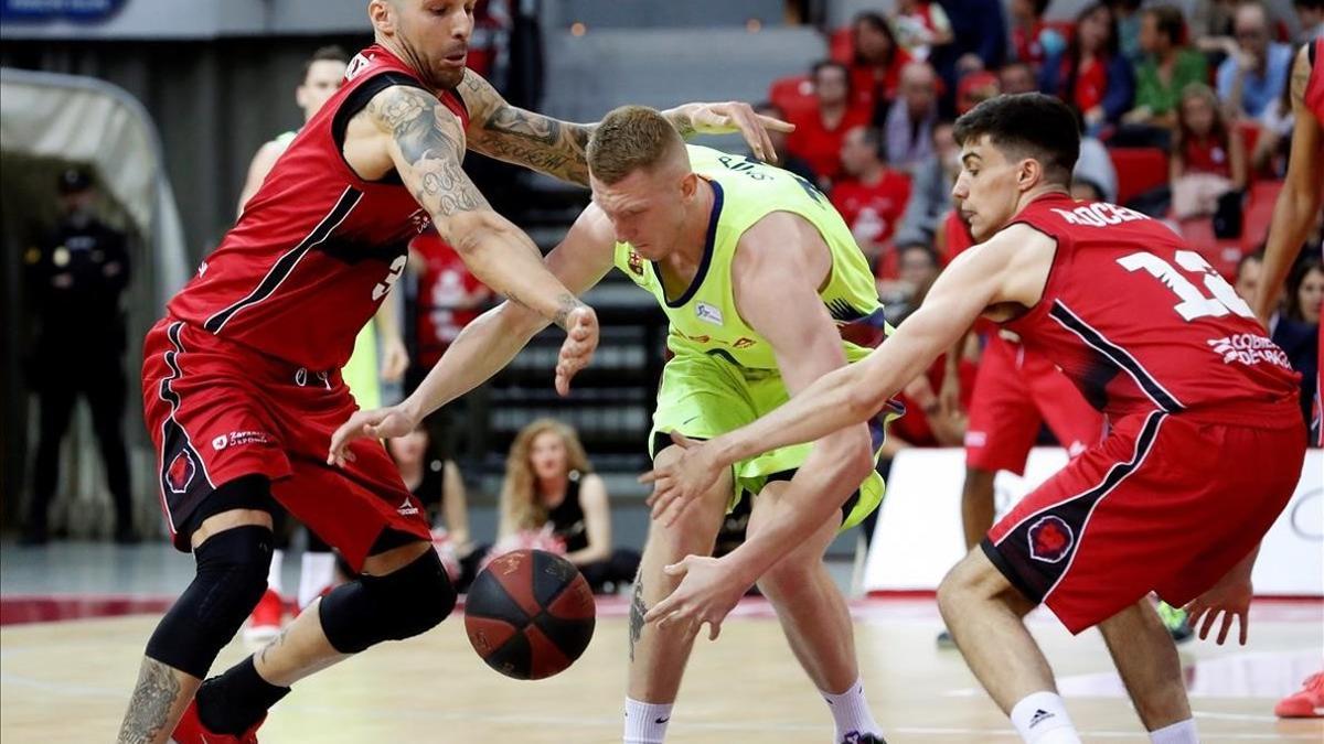 El azulgrana Roland Smits lucha con Nacho Martín y Alocén por el balón